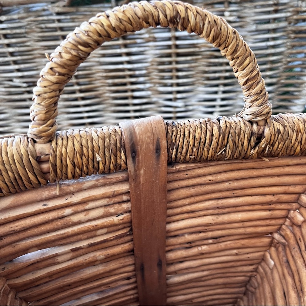 Vintage Rustic Woven rattan hanging wall Basket - Picture 3 of 5